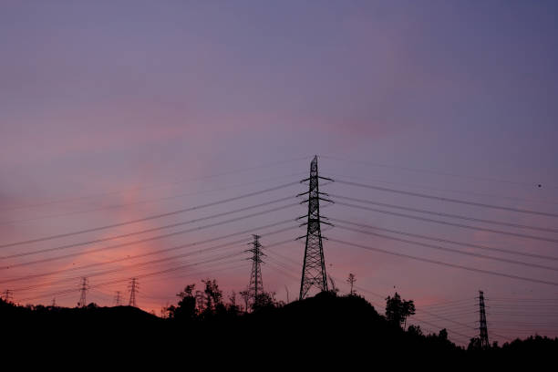 torre de transmisión de potencia - phoneline fotografías e imágenes de stock