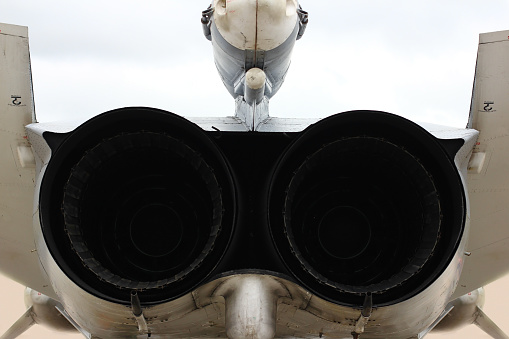 Boquilla Avia. Motor a reacción militar con dirección de empuje variable. photo