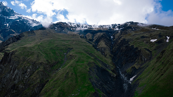 ジョージア州の美しい山岳地帯と谷の航空写真雪の頂上青い空雲を持つ山々 カズベギのストックフォトや画像を多数ご用意 カズベギ, ステ