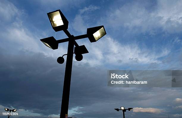 Foto de Streetlight e mais fotos de stock de Alto - Altura Humana - Alto - Altura Humana, Alto - Descrição Geral, Azul