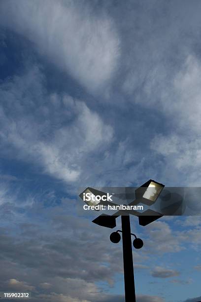 Streetlight - zdjęcia stockowe i więcej obrazów Bezpieczeństwo - Bezpieczeństwo, Chmura, Cztery osoby