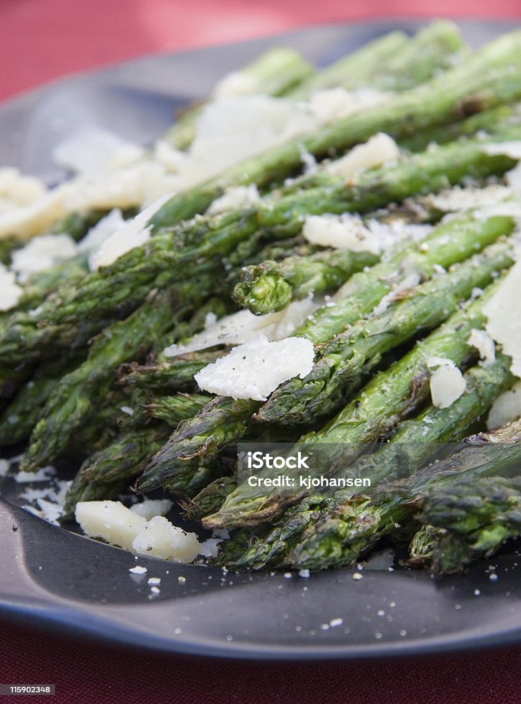 Asparagi grigliati con parmigiano e sale marino - Foto stock royalty-free di Asparago