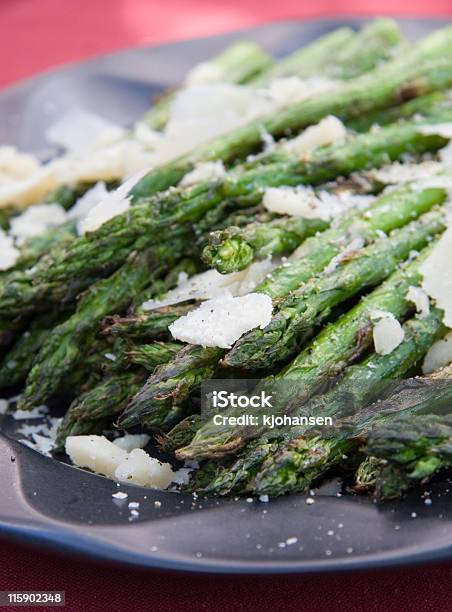 Asparagi Grigliati Con Parmigiano E Sale Marino - Fotografie stock e altre immagini di Asparago - Asparago, Formaggio, Alimentazione sana