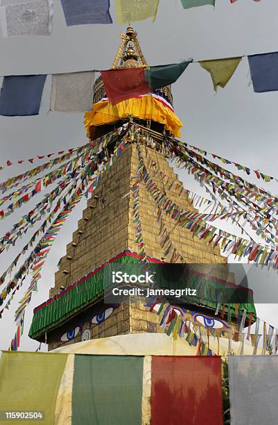 Oração Bandeiras E Boudha Stupa - Fotografias de stock e mais imagens de Arquitetura - Arquitetura, Bandeira, Buda