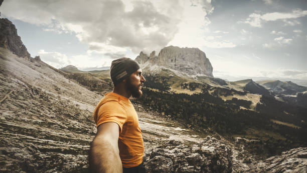 тропа pov man, бегущая по горе: доломиты - sella pass стоковые фото и изображения