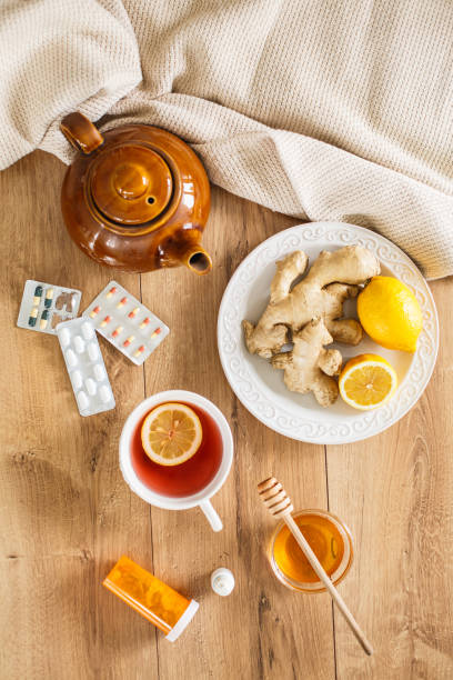 naturalne środki przeciw grypie ustawione na drewnianym stole - ginger tea cup cold and flu tea zdjęcia i obrazy z banku zdjęć