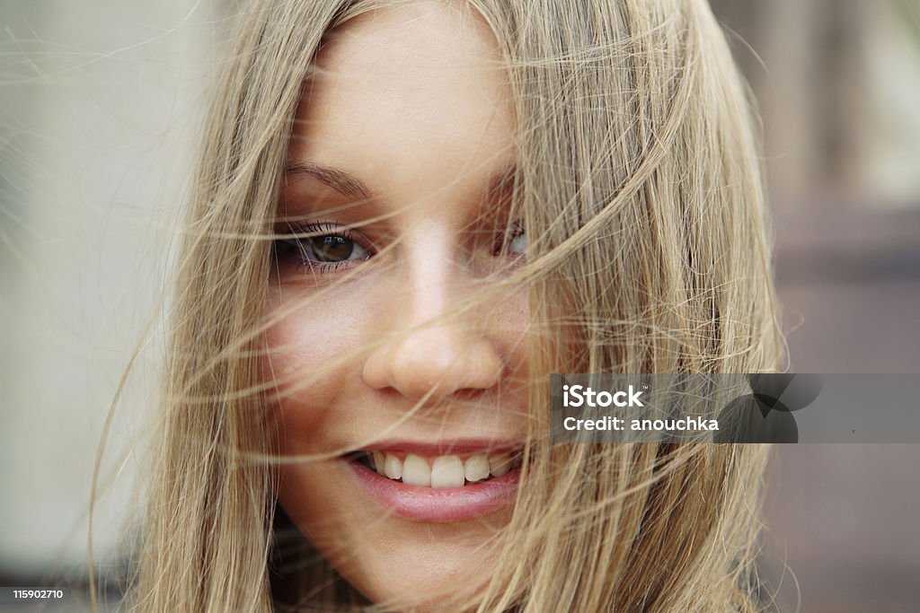 Bella ragazza bionda in primo piano - Foto stock royalty-free di 18-19 anni