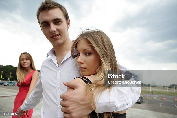 Amigos Ao Ar Livre - Fotografias de stock e mais imagens de Três Pessoas - Três Pessoas, Cortejar, 18-19 Anos