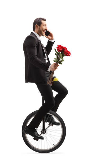 전화통화, 외발자전거 타기, 빨간 장미 한 무리 들고 있는 사업가 - unicycle business riding balance 뉴스 사진 이미지