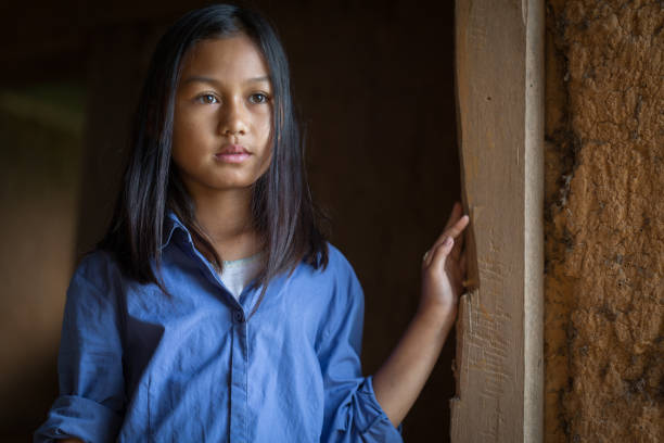 retrato de una pobre niña thailand perdido en pensamientos profundos, pobreza, niños pobres - india women ethnic indigenous culture fotografías e imágenes de stock