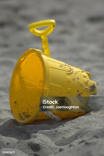 Balde E Spade 3 - Fotografias de stock e mais imagens de Amarelo - Amarelo, Ao Ar Livre, Areia