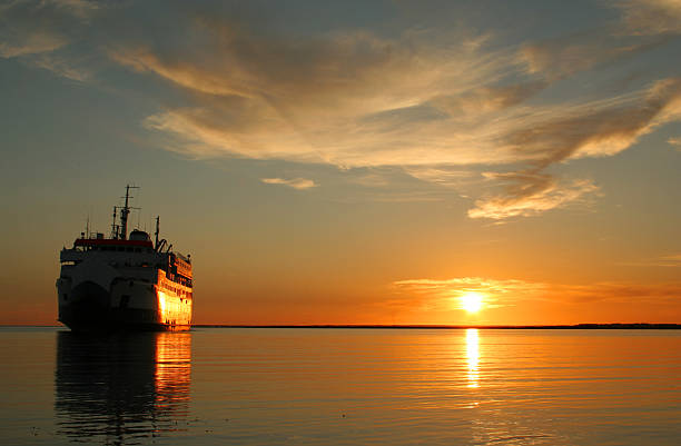 tramonto sul mare - hiiumaa foto e immagini stock