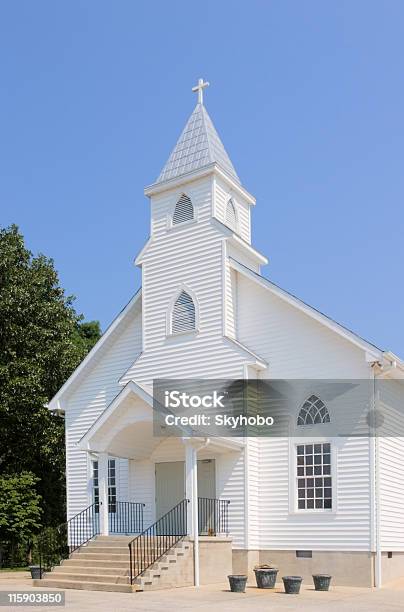 Iglesia De País Foto de stock y más banco de imágenes de Aire libre - Aire libre, Azul, Baptista