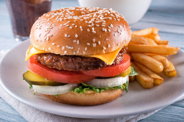 cheeseburger a base vegetale - burger french fries cheeseburger hamburger foto e immagini stock