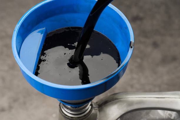 óleo preto velho de derramamento do motor de carro da bandeja de petróleo no frasco na lubrificação da vista superior usada para recicl - oil slick pouring chemical oil - fotografias e filmes do acervo