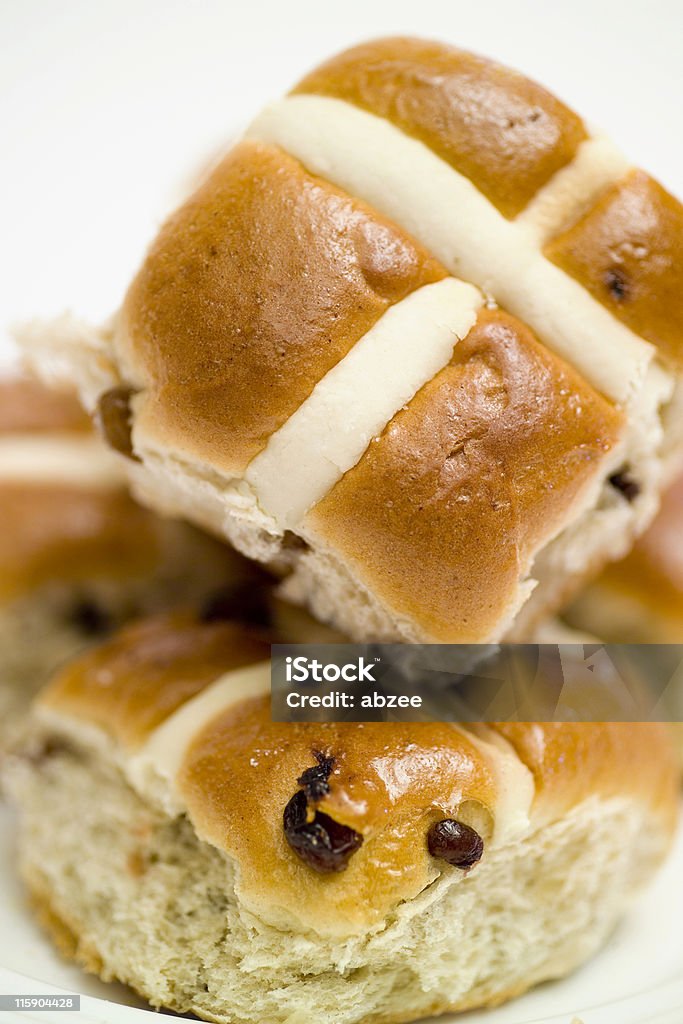 Hot Cross Buns de Pascua en una rejilla - Foto de stock de Hot Cross Bun libre de derechos