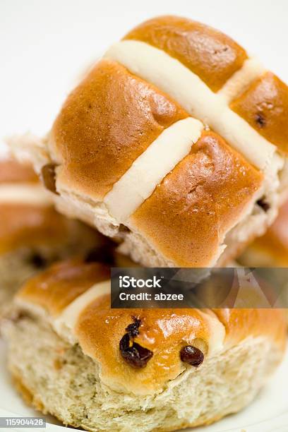 Hot Cross Buns De Pascua En Una Rejilla Foto de stock y más banco de imágenes de Hot Cross Bun - Hot Cross Bun, Al horno, Alimento