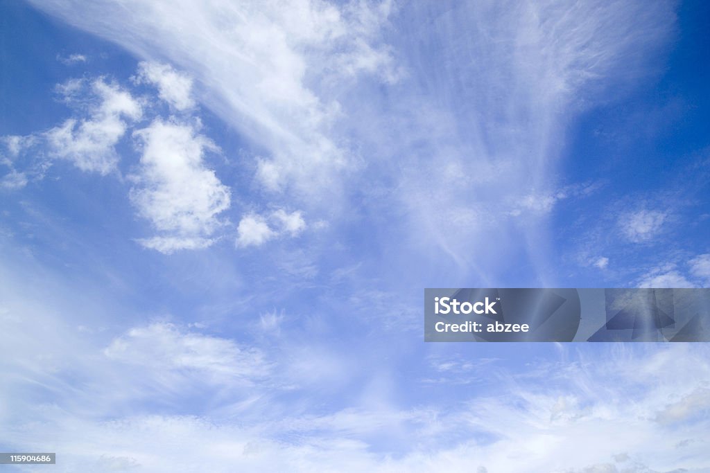 Sommer, blauer Himmel mit Wolken-formation - Lizenzfrei Bedeckter Himmel Stock-Foto