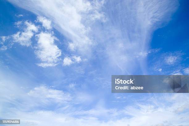 Sommer Blauer Himmel Mit Wolkenformation Stockfoto und mehr Bilder von Bedeckter Himmel - Bedeckter Himmel, Blau, Farbbild
