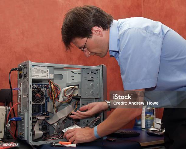 Computador Engenheiro Reparação Não Recortar - Fotografias de stock e mais imagens de Computador Pessoal - Computador Pessoal, Engenheiro de Manutenção, Adulto