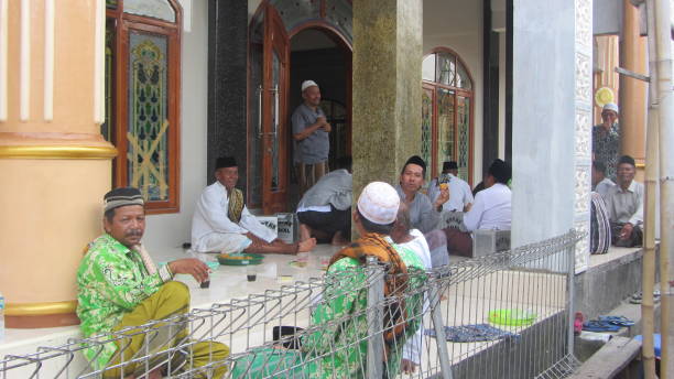 jimbaran, bali, indonésie - religion spirituality serene people tranquil scene photos et images de collection