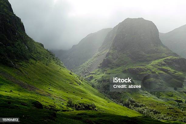 Glencoe Transmitir A Misty Día Foto de stock y más banco de imágenes de Escocia - Escocia, Highlands escocesas, Glencoe