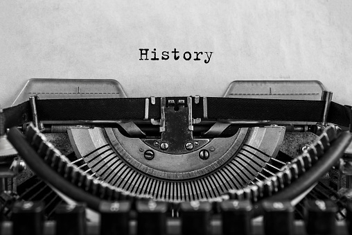 Historia mecanografiada en una máquina de escribir vintage, papel viejo. photo
