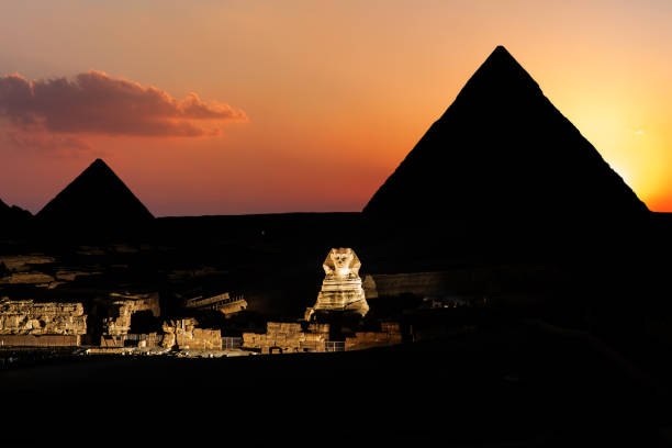 piramidi e sfinge al crepuscolo, giza, egitto - sphinx night pyramid cairo foto e immagini stock