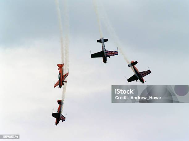 Aerobatic Mostrar Equipo Foto de stock y más banco de imágenes de Acrobacia aérea - Acrobacia aérea, Actuación - Representación, Arreglo