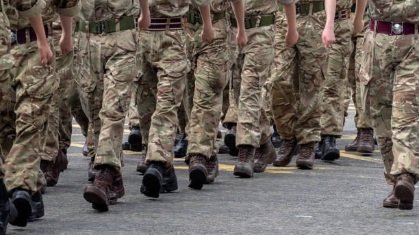 2019년 군대의 날 동안 애버딘 유니언 스트리트에서 행진하는 군인들 - parade marching military armed forces 뉴스 사진 이미지