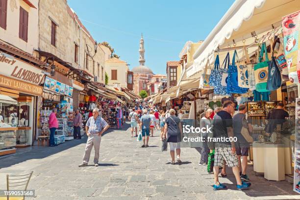 Massor Av Turister Promenader Och Shopping På Marknaden Gata I Rhodos Stad Som Leder Till Berömda Moskén-foton och fler bilder på Rhodos - Tolvöarna