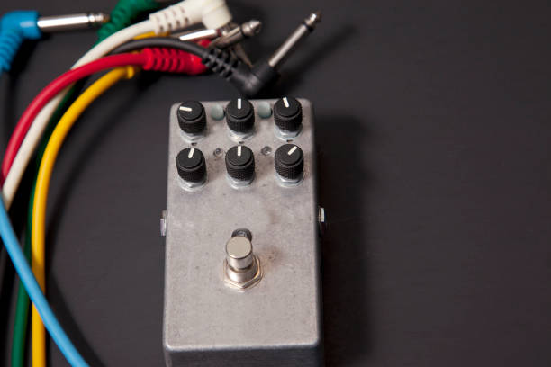 냄비와 짧은 패치 케이블왜곡 페달 - guitar photographic effects guitar pedal amplifier 뉴스 사진 이미지