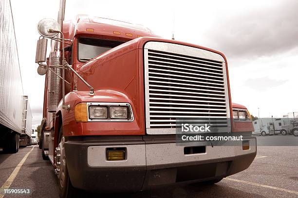Long Haul Pół Ciężarówki - zdjęcia stockowe i więcej obrazów Asfalt - Asfalt, Bez ludzi, Chmura