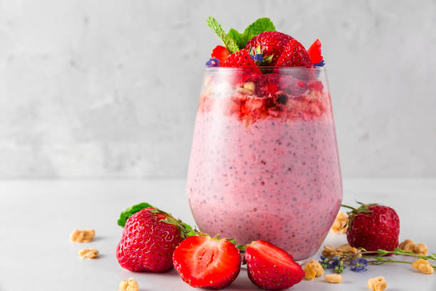 chia strawberry pudding with fresh berries, granola and mint in a glass. healthy delicious dessert - strawberry portion fruit ripe imagens e fotografias de stock