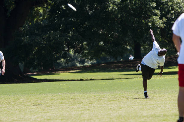 человек слинги диск kickoff в атланте ultimate frisbee игры - men summer passing tossing стоковые фото и изображения