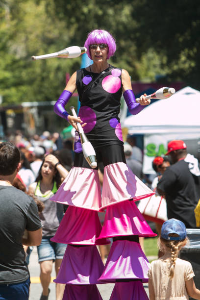 애틀랜타 아이스크림 축제에서 기둥을 걷는 여성 저글링 - traditional festival juggling women performer 뉴스 사진 이미지