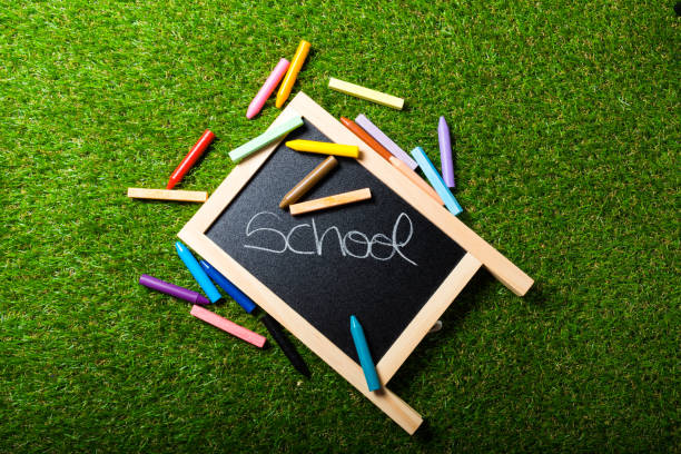 back to school - blackboard back to school green picture frame imagens e fotografias de stock