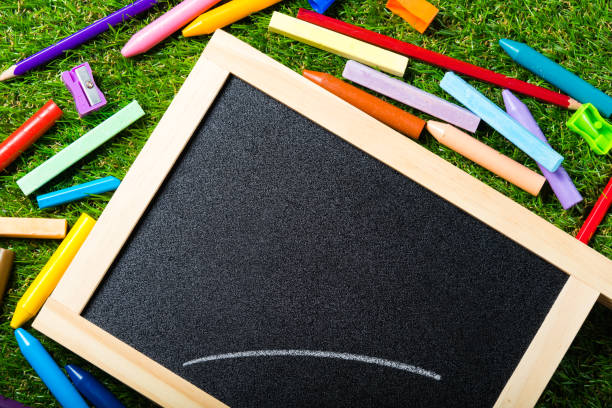 back to school - blackboard back to school green picture frame imagens e fotografias de stock