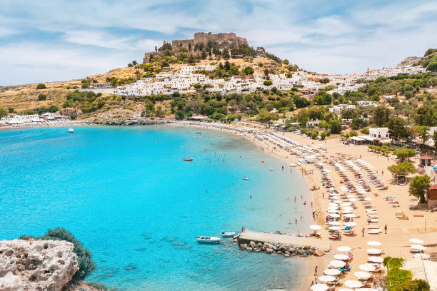 idyllische paradieslandschaft des ferienortes lindos auf der insel rhodos, griechenland. das konzept des urlaubs in den tropen und historischen städten - lindos stock-fotos und bilder