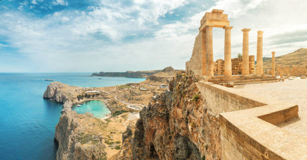 słynna atrakcja turystyczna - akropol w lindos. starożytna architektura grecji. miejsca podróży na wyspie rodos - public building blue nautical vessel coastline zdjęcia i obrazy z banku zdjęć