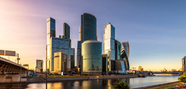 panorama di mosca con grattacieli di mosca-città al tramonto, russia - moscow russia russia river panoramic foto e immagini stock