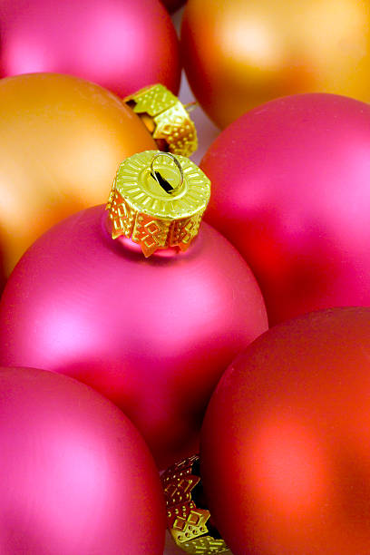 opalescente árbol de navidad baubles primer plano - opalescent fotografías e imágenes de stock