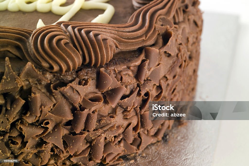 Torta al cioccolato vista laterale di dettaglio - Foto stock royalty-free di Alimentazione non salutare