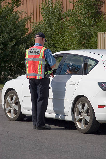 police écrire une contravention pour excès de vitesse - pulled over by police photos et images de collection