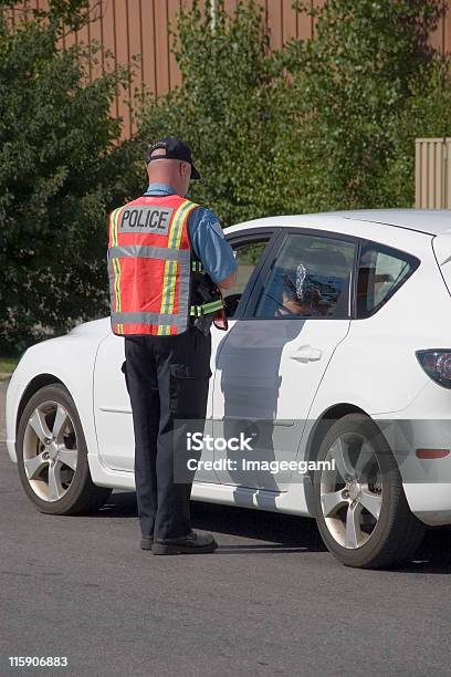 Foto de Polícia Escrevendo Uma Multa Por Excesso De Velocidade e mais fotos de stock de Força Policial