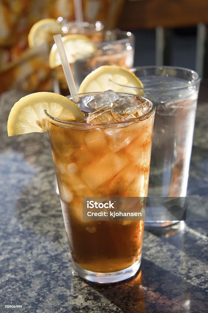 Gläser von Eistee und eisgekühltes Wasser mit Lemon Wedges - Lizenzfrei Eis Stock-Foto