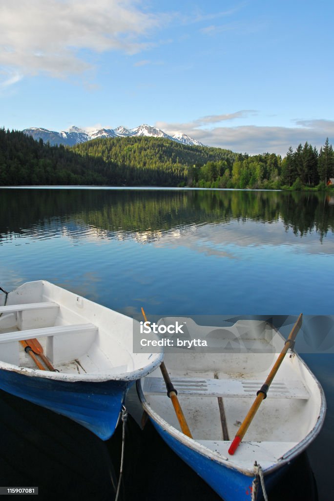 Rowboats пришвартованные в Tyaughton озеро, Британская Колумбия, Канада - Стоковые фото Chilcotin Mountains роялти-фри