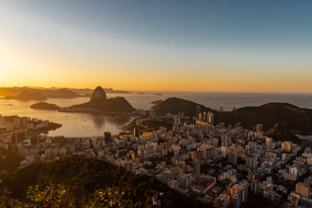 świt w mieście rio de janeiro - brazil silhouette sunset guanabara bay zdjęcia i obrazy z banku zdjęć