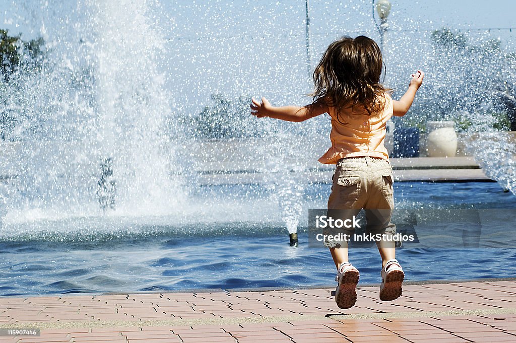 Bambina saltando in exctitement - Foto stock royalty-free di Bambino