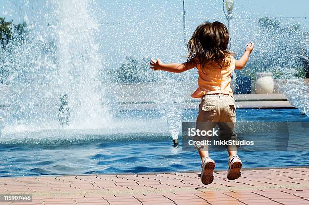 Bambina Saltando In Exctitement - Fotografie stock e altre immagini di Bambino - Bambino, Fontana - Struttura costruita dall'uomo, Giocare